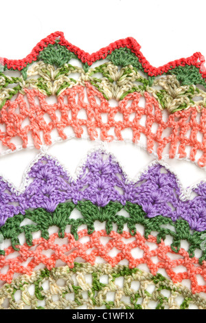 Serviette multicolores tricotées isolée sur fond blanc Banque D'Images