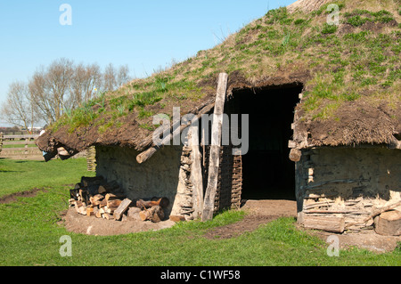 Reproduction d'une maison ronde de l'âge du bronze à Flag Fen, parc archéologique, Peterborough Cambridgeshire, Angleterre, RU Banque D'Images