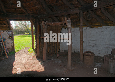 À l'intérieur d'une reproduction d'une maison ronde de l'âge du bronze à Flag Fen, parc archéologique, Peterborough Cambridgeshire, Angleterre, RU Banque D'Images