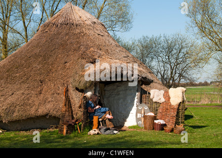 Reproduction d'une maison ronde de l'âge du bronze à Flag Fen, parc archéologique, Peterborough Cambridgeshire, Angleterre, RU Banque D'Images