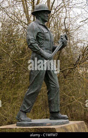 Les champs de pétrole, une statue de guerrier par Jay O'Melia. L'huile de bois de Dukes Museum et réserve naturelle, Lancashire, England, UK Banque D'Images