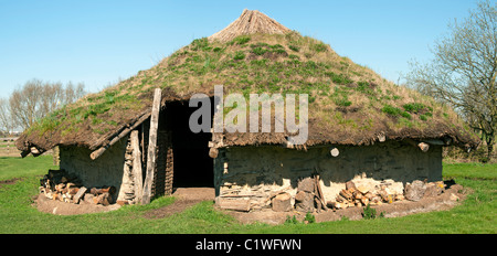 Reproduction d'une maison ronde de l'âge du bronze à Flag Fen, parc archéologique, Peterborough Cambridgeshire, Angleterre, RU Banque D'Images