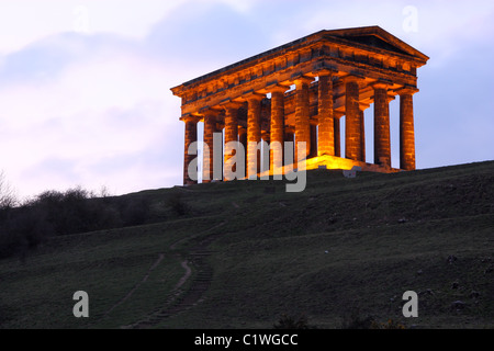 Le comte de Durham, Penshaw Monument près de County Durham, prises au crépuscule en nocturne. Banque D'Images