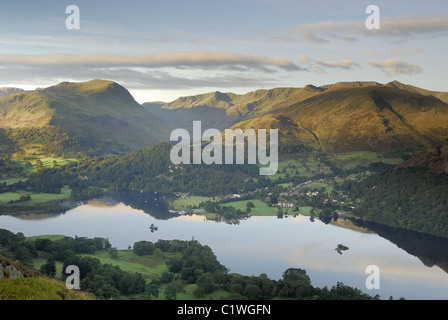 Vue de la Place, a diminué de plus d'Ullswater calme vers St Helvellyn Sunday Crag et Birkhouse Moor Banque D'Images