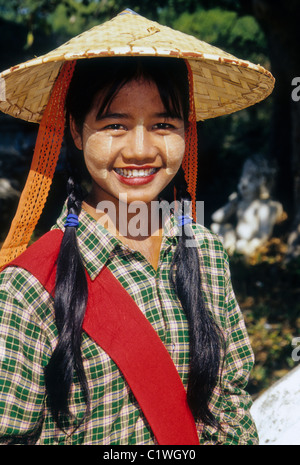 Fille avec thanaka sur visage, Mingun, Myanmar (Birmanie) Banque D'Images