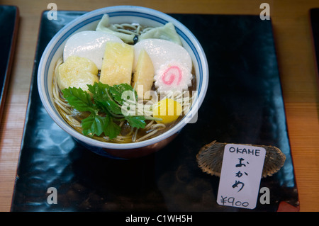 Modèle culinaire qui imite un bol de nouilles Okame Soba en plastique ou en cire connu au Japon sous le nom de « shokuhin sampuru » exposé dans une vitrine de restaurant à Tokyo au Japon Banque D'Images