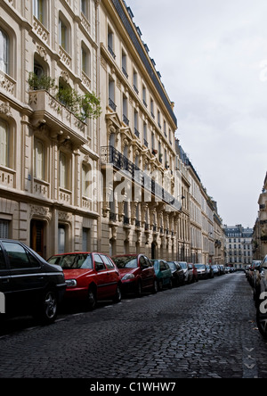 Appartement dans une rue pavée, à Paris, France. Banque D'Images