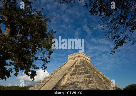 L'une des nouvelles sept merveilles du monde, la pyramide de Kukulkan ou "El Castillo" à Chichen Itza, péninsule du Yucatan, Mexco. Banque D'Images