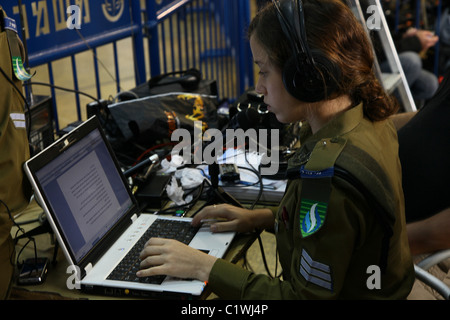 Amalya Duek station de radio Radio de l'armée ou Galei Tzahal, connue en Israël par son acronyme Galatz, exploité par les Forces de défense de travailler sur un ordinateur lors d'une couverture médiatique à Tel Aviv, Israël Banque D'Images