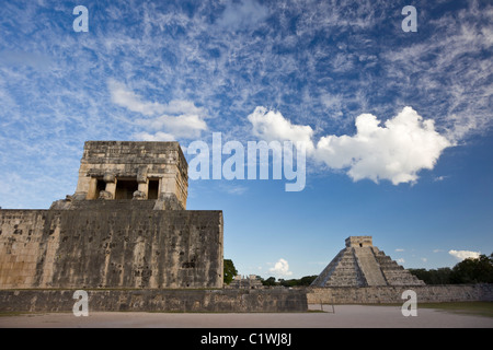 Ball à Chichen Itza avec la pyramide de Kukulkan ou "El Castillo" dans l'arrière-plan, péninsule du Yucatan, Mexco. Banque D'Images