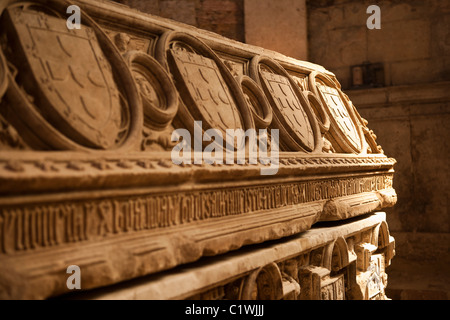 En pierre de style gothique coffret sarcophage de Ferdinand I de Portugal situé à l'intérieur du couvent Carmo Musée Archéologique. Lisbon Banque D'Images