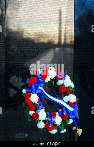 Une couronne posée en souvenir des soldats tués ou disparus pendant la guerre du Vietnam Banque D'Images