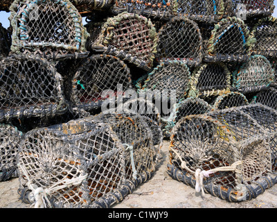 Des casiers à homard traditionnel vide dans le port de Charlestown village St Austell Cornwall UK Banque D'Images