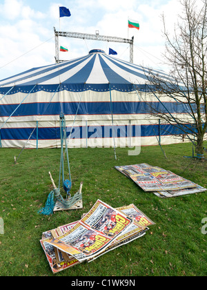 Cirque bleu et blanc tente chapiteau Banque D'Images