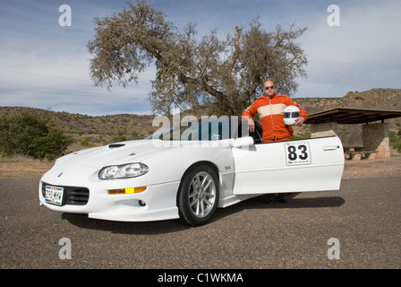 Pilote de voiture de course de Mike Pouvoirs de l'équipe de course automobile Pouvoirs, Alpine, Texas. Banque D'Images