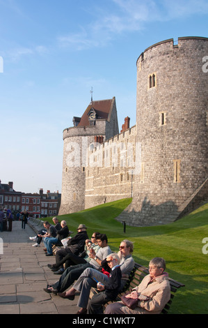 Les gens profiter du soleil avec le château de Windsor à l'arrière. Banque D'Images