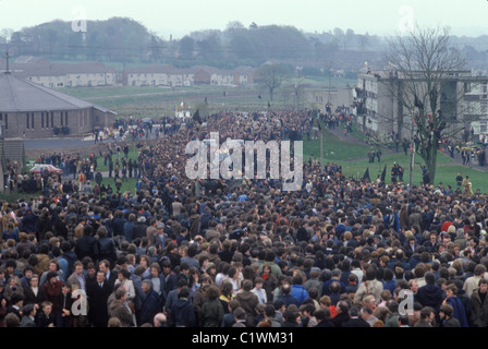 Bobby Sands 1981 FUNÉRAILLES Les troubles, l'Irlande du Nord des années 1980. Les foules se rassemblent en procession au cimetière de la ville de Belfast HOMER SYKES Banque D'Images