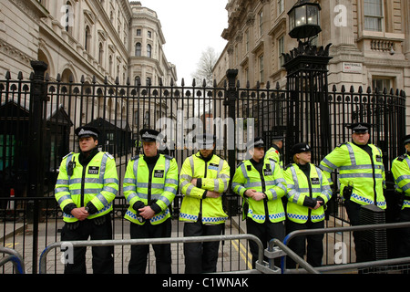 La garde de la police les marcheurs de Downing Street comme sur l ' autre façon ' TUC défilé par 26 Mars, 2011 Banque D'Images