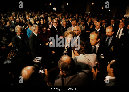 Le premier ministre Margaret Thatcher au congrès du parti conservateur, Blackpool, Angleterre en 1985, dans l'auditoire avec husba Banque D'Images