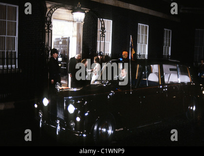 Sa Majesté la Reine Elizabeth II est accueilli par le Premier Ministre Margaret Thatcher au 10 Downing Street le 4 décembre 1985, le mari du Premier Ministre, Denis Banque D'Images