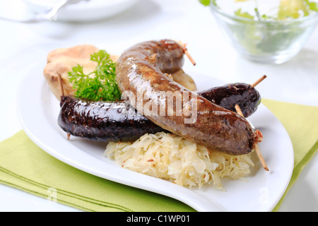 Boudin et boudin blanc avec de la choucroute et pomme de terre au four Banque D'Images