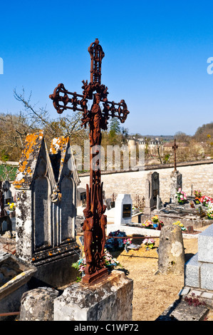 Religieux croix de fer rouillée dans cimetière - France. Banque D'Images