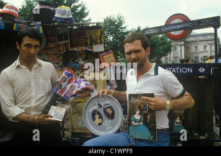 Mariage royal du Prince Charles et Lady Diana Spencer vendeurs de souvenirs juillet 29th 1981 1980s Londres Royaume-Uni HOMER SYKES Banque D'Images