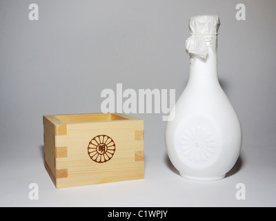 Bouteille de Sake et coupe de bois avec l'emblème de l'ère Meiji Shrine Banque D'Images