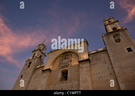 La Cathédrale de San Ildefonso au crépuscule à Mérida, la capitale et plus grande ville de l'état du Yucatan et péninsule du Yucatán, au Mexique. Banque D'Images