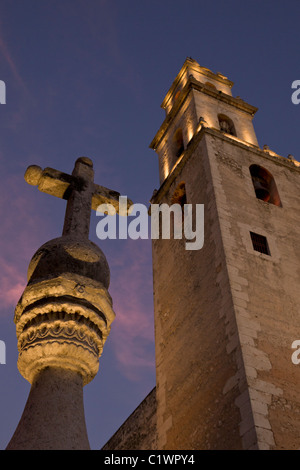 La Cathédrale de San Ildefonso au crépuscule à Mérida, la capitale et plus grande ville de l'état du Yucatan et péninsule du Yucatán, au Mexique. Banque D'Images