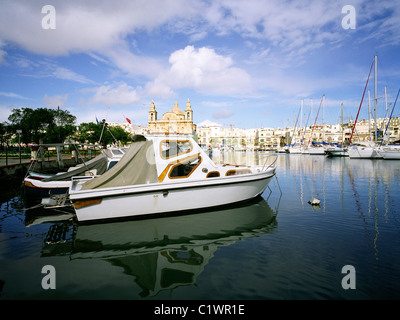 Port de plaisance et bateaux à Msida, Malte Banque D'Images