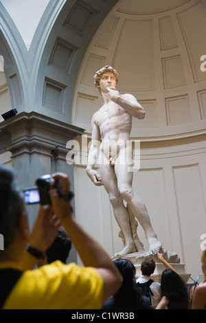Les touristes d'admirer le David de Michelangelo, Galleria dell'Accademia, Florence, Italie Banque D'Images