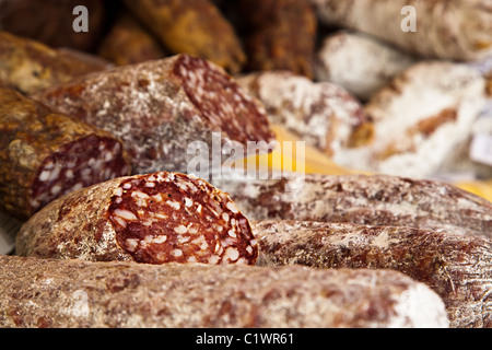 Couper la saucisse salami et en vente dans le marché Foix Ariege France Banque D'Images