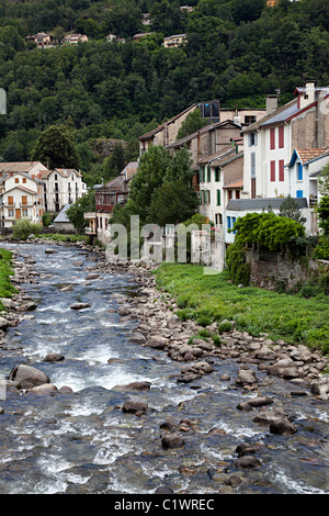 Maisons sur la rivière Ax-les-Thermes département Ariège France Banque D'Images