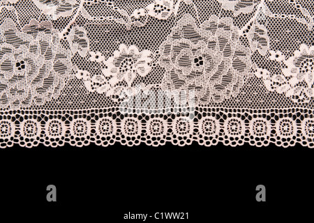 En dentelle rose avec un motif floral sur fond noir Banque D'Images