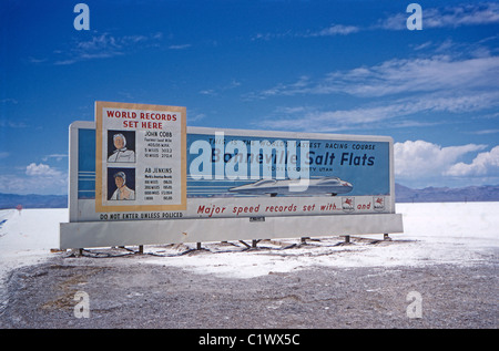 Billboard, Bonneville Salt Flats, Utah, USA), ch. 1956 montrant ce fut la résidence de records du monde de vitesse sur terre (John Cobb et Ab Jenkins) Banque D'Images