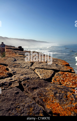 Côte Rocheuse vue sur les plages près de Sintra, Portugal. Banque D'Images