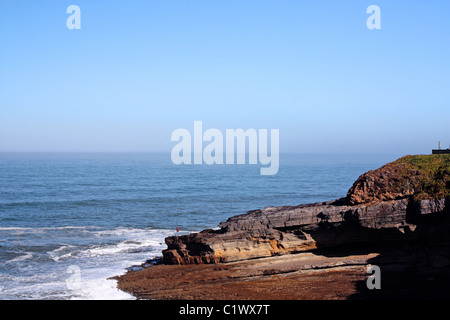 Vue du littoral de plages rocheuses près de Sintra, Portugal. Banque D'Images