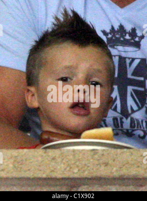 Cruz Beckham, montre son style de cheveux comme mohican il regarde papa David marquer le but de la victoire pour la galaxie qu'ils vs Chivas Banque D'Images