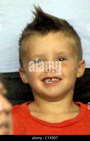 Cruz Beckham, montre son style de cheveux comme mohican il regarde papa David marquer le but de la victoire pour la galaxie qu'ils vs Chivas Banque D'Images