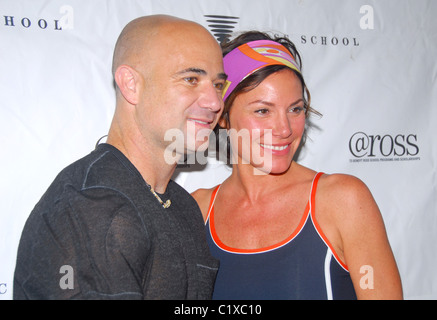 Andre Agassi et LuAnn de Lesseps, assister à l'exposition Grand Slam Tennis Gagnants Match à la Ross School Tennis Center à Banque D'Images