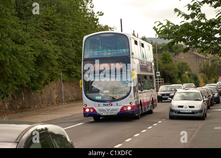 Bus sur Manchester Road, Huddersfield. Banque D'Images