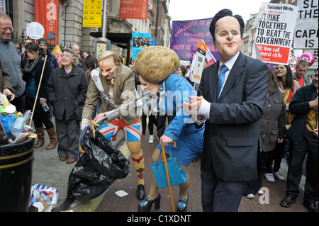 Margaret Thatcher (portée) et David Cameron à TUC Anti-Spending Mars coupes, Londres 26 Mars 2011 Banque D'Images