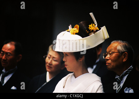 La mariée porte une robe blanche et tête traditionnel Kimono de mariage au cours d'une cérémonie de mariage Shinto traditionnel au Japon. Banque D'Images