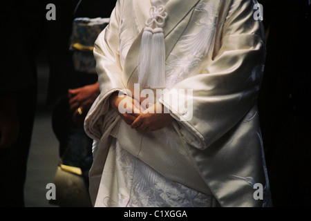 Détail de la bride's mains et Mariage en blanc kimono lors d'une cérémonie de mariage Shinto traditionnel au Japon. Banque D'Images