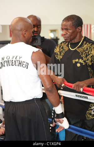 Le boxeur Floyd Mayweather Jr.parle à son père Floyd comme il travaille comme il s'entraîne à faire face à Juan Manuel Marquez au MGM Grand Banque D'Images