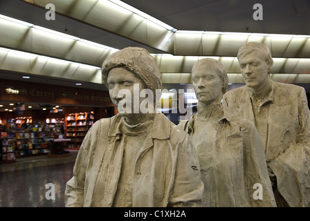 Les banlieusards, Prochain départ, 1980, par George Segal, American, 84"x72"x96", bronze à patine blanche, Grand Central Terminal,.. Banque D'Images