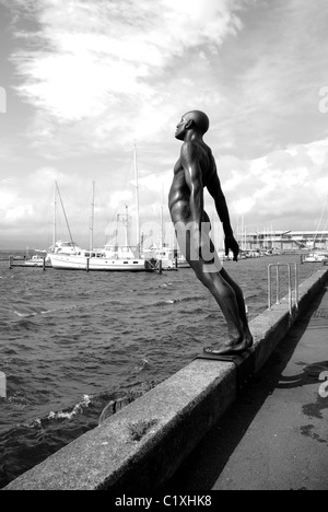 La Patte Max consolation dans la statue du vent sur Wellington Waterfront Banque D'Images