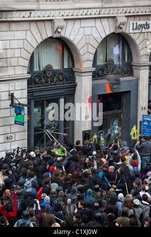 Anti-Cuts Mars dans le centre de Londres, les manifestants saccageant façade de la Lloyds TSB en direction de Piccadilly Banque D'Images