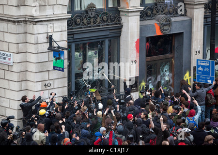 Anti-Cuts Mars dans le centre de Londres, les manifestants saccageant façade de la Lloyds TSB en direction de Piccadilly Banque D'Images